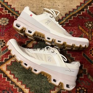 On Cloud Womens Cloudventure White Hiking Shoes Size 9